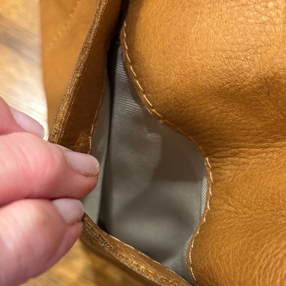 American Leather Co. Tan Shoulder Hobo Bag. Soft Leather. Organization Pockets. - Picture 4 of 15